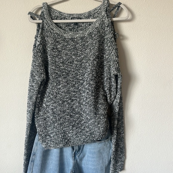 New EXPRESS Sweater Size Small 🖤🤍 - Picture 3 of 7